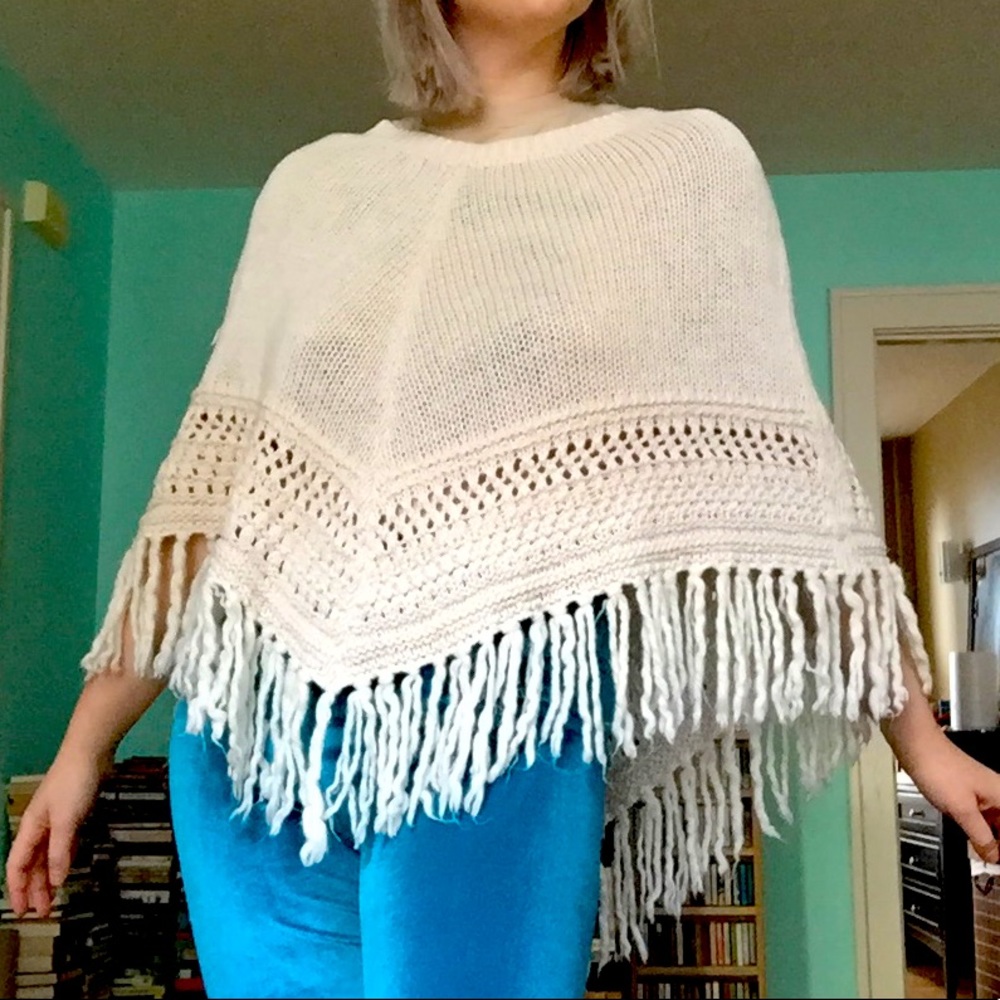 Cream colored knit boho sweater poncho 🌿